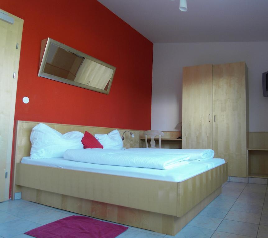 Weinhotel Kirchenwirt Gols Habitación foto